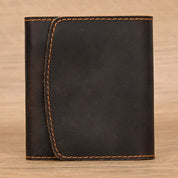 Portafoglio in pelle marrone scuro con cuciture arancioni, design elegante e compatto, ideale per uomo, accessorio moda di alta qualità.