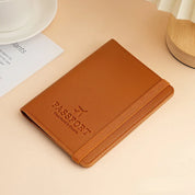 Custodia passaporto in pelle marrone con elastico, design elegante, ideale per viaggiatori. Accessorio viaggio, protezione documenti.