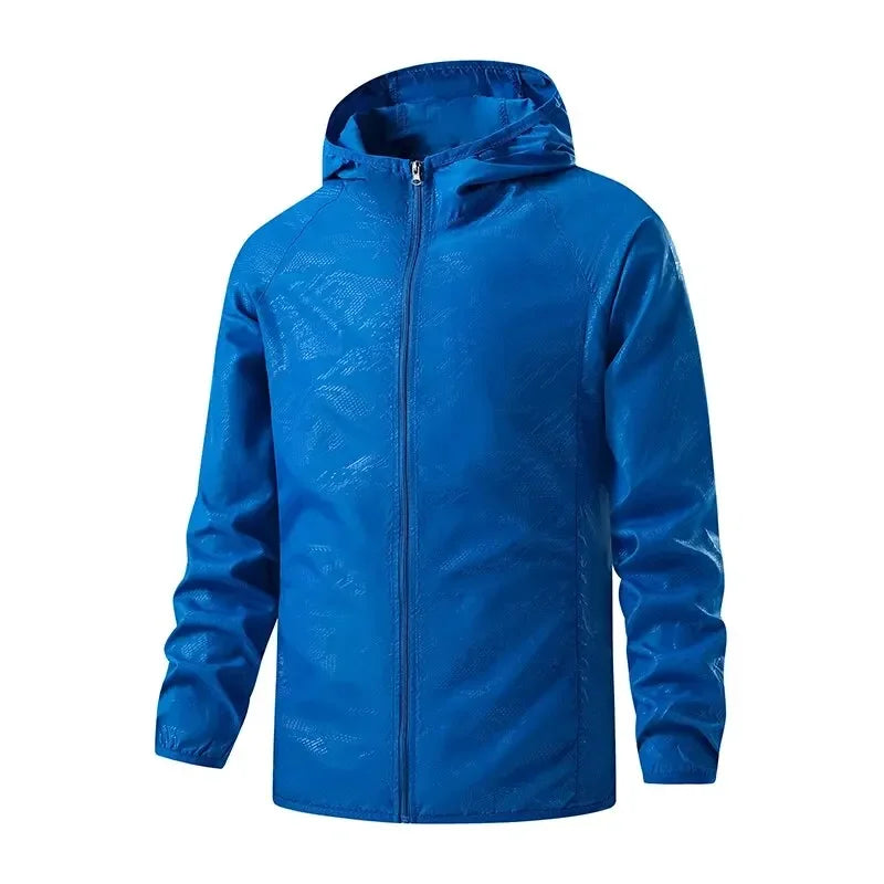 Giacca a vento blu con cappuccio, chiusura a zip, design sportivo, ideale per attività all'aperto. Tessuto impermeabile e leggero.