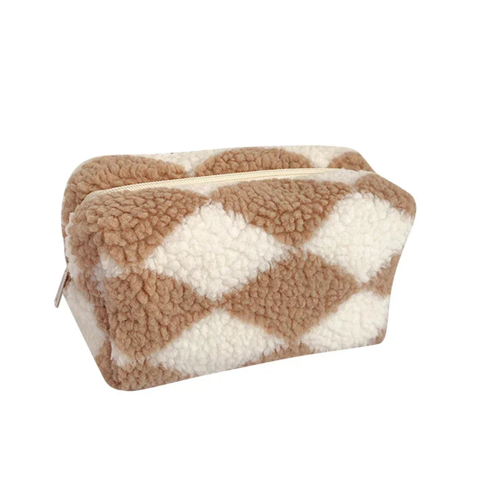Astuccio cosmetico in pelliccia sintetica beige e bianca a rombi, design morbido e accogliente, ideale per organizzare trucchi e accessori da viaggio.