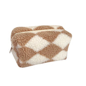 Astuccio cosmetico in pelliccia sintetica beige e bianca a rombi, design morbido e accogliente, ideale per organizzare trucchi e accessori da viaggio.