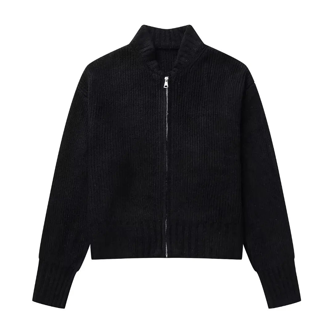 Giacca nera in maglia a coste con zip frontale, maniche lunghe e colletto rialzato. Elegante e versatile per moda autunno inverno.
