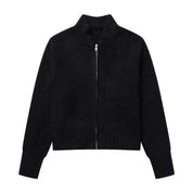 Giacca nera in maglia a coste con zip frontale, maniche lunghe e colletto rialzato. Elegante e versatile per moda autunno inverno.