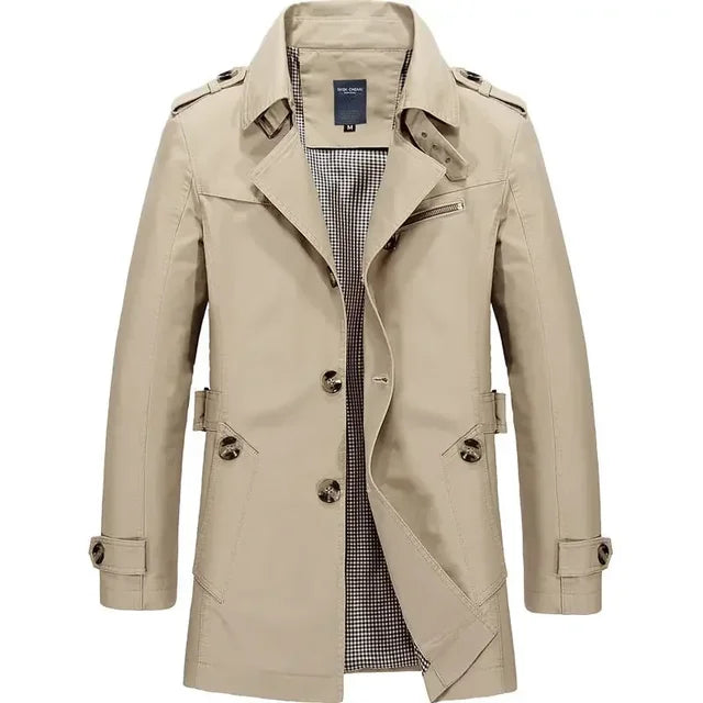 Cappotto trench beige da uomo, doppio petto, con cintura e bottoni, ideale per moda autunnale e invernale. Elegante e versatile.