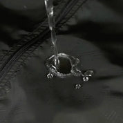 Giacca impermeabile nera con cerniera, resistente all'acqua, ideale per attività all'aperto. Tessuto tecnico, protezione pioggia.