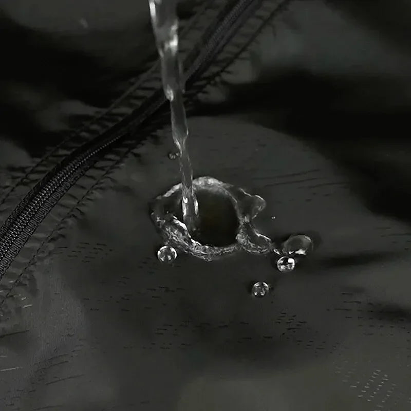 Giacca impermeabile nera con cerniera, resistente all'acqua, ideale per attività all'aperto. Tessuto tecnico, protezione pioggia.