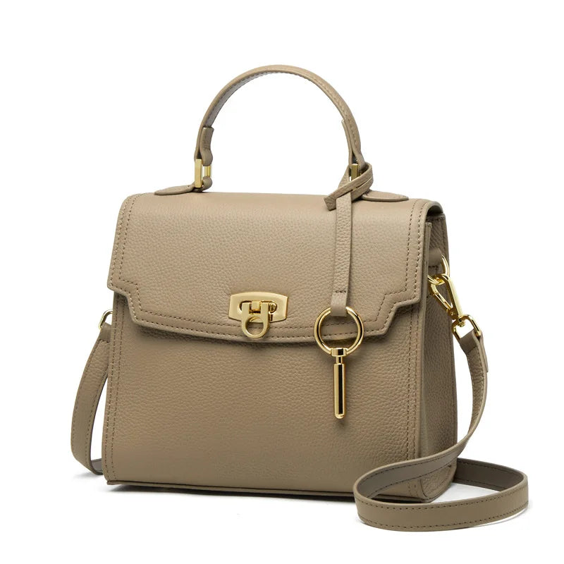 Borsa a tracolla beige in pelle con chiusura dorata, manico superiore e tracolla regolabile. Elegante accessorio moda donna.
