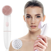 Spazzola elettrica per pulizia viso, donna che utilizza dispositivo esfoliante rosa e bianco, cura della pelle, bellezza, skincare quotidiana.