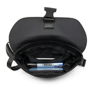Zaino nero aperto, interno con tasche multiple, penna e oggetti personali. Design elegante, ideale per lavoro e viaggio. Accessori moda uomo.