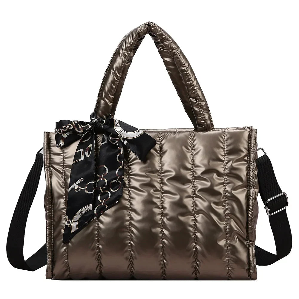 Borsa a tracolla trapuntata in tessuto metallizzato bronzo con manici imbottiti e foulard decorativo nero. Elegante e moderna per ogni occasione.