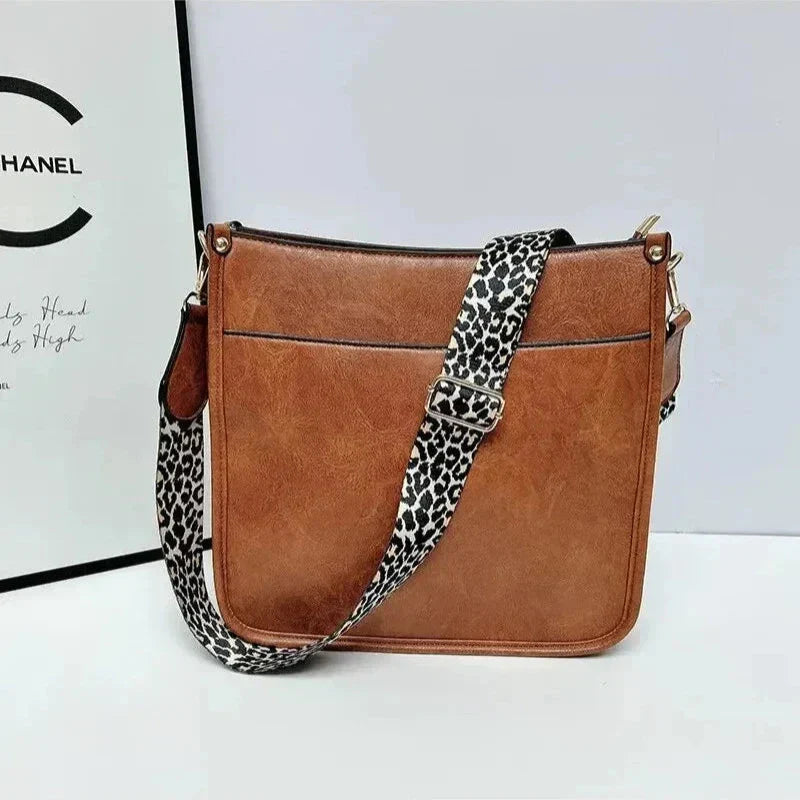 Borsa a tracolla in pelle marrone con cinturino leopardato, design elegante e moderno, perfetta per moda donna, accessorio versatile e chic.