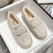 Scarpe mocassini donna in pelliccia sintetica beige, design elegante e caldo, ideali per l'inverno. Scarpe comode in scatola su sfondo grigio.