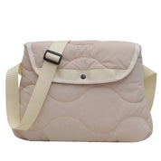 Borsa a tracolla imbottita beige con patta e chiusura a bottone, cinturino regolabile in tessuto. Design elegante e pratico per uso quotidiano.