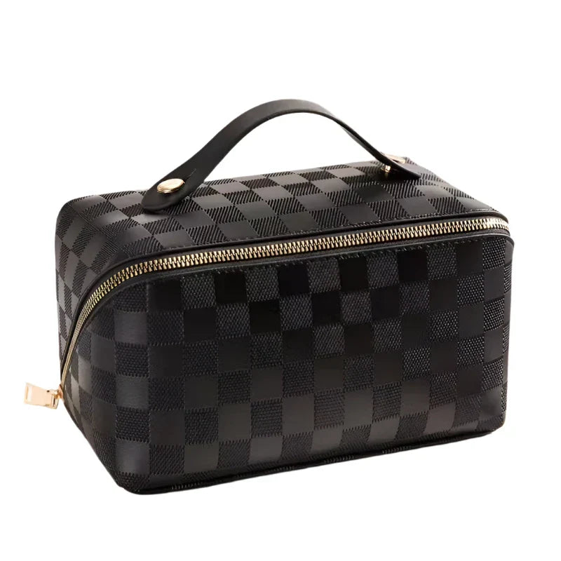 Borsa da viaggio nera con motivo a scacchi, manico superiore e cerniera dorata. Elegante e pratica per organizzare accessori e cosmetici.