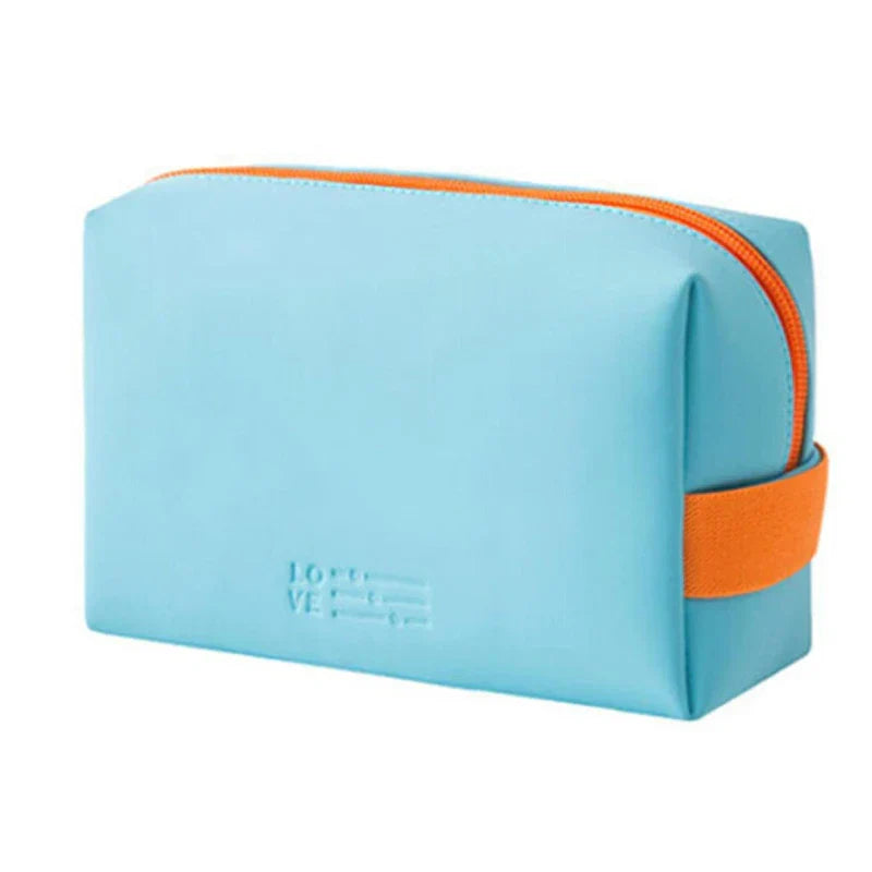 Astuccio da viaggio azzurro con cerniera arancione, manico laterale. Design moderno, ideale per cosmetici e accessori. Accessorio unisex.