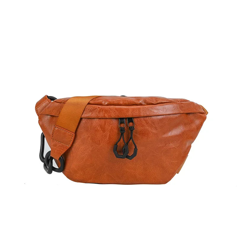 Marsupio in pelle marrone, design elegante con cerniera e tracolla regolabile. Accessorio moda unisex, ideale per viaggi e uso quotidiano.