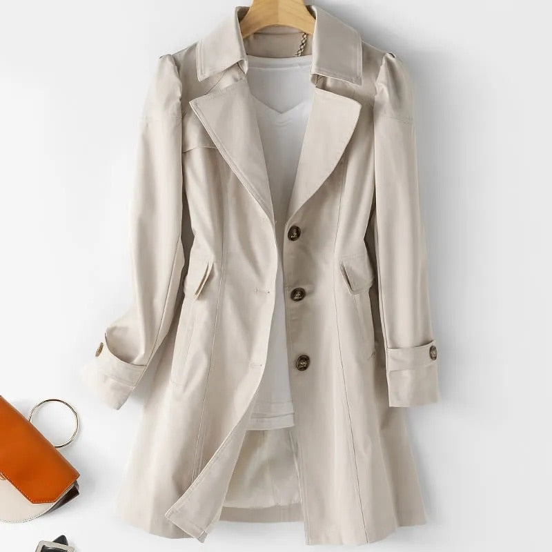 Cappotto beige da donna elegante, lungo, con bottoni, su gruccia. Perfetto per l'autunno, moda femminile, abbigliamento casual chic.