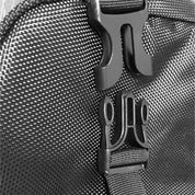Zaino nero in tessuto resistente con chiusura a clip in plastica. Design robusto, ideale per viaggi e attività all'aperto. Accessorio pratico e durevole.
