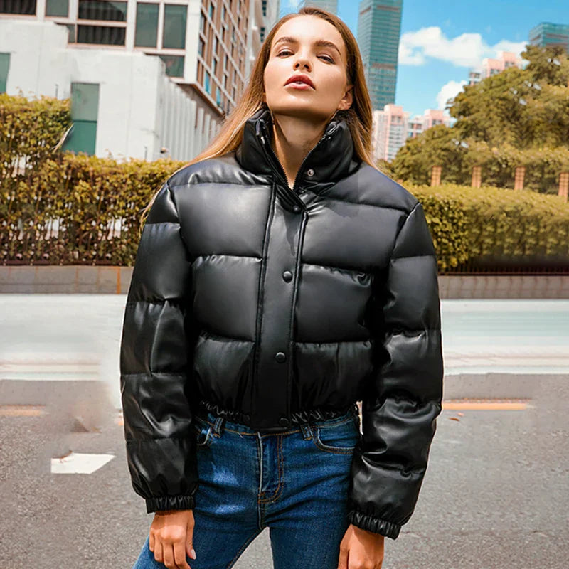 Giacca invernale nera imbottita da donna, stile casual, indossata all'aperto. Perfetta per moda urbana e protezione dal freddo.