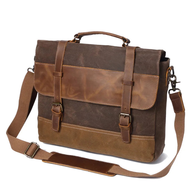 Borsa a tracolla in tela marrone con dettagli in pelle, design vintage, chiusura a fibbia, ideale per lavoro e viaggio. Accessorio moda uomo.