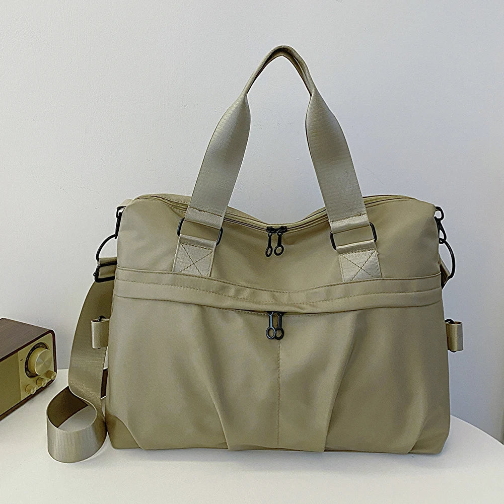 Borsa a tracolla beige in nylon, design moderno, doppia zip, manici resistenti, ideale per viaggio e uso quotidiano. Accessorio moda versatile.