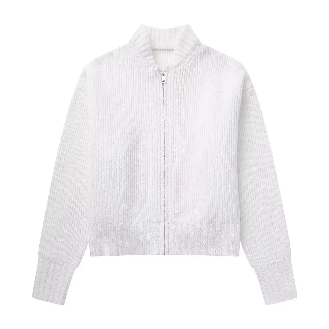 Giacca bianca in maglia a coste con zip frontale, colletto rialzato e maniche lunghe. Design elegante e versatile per moda autunnale e invernale.