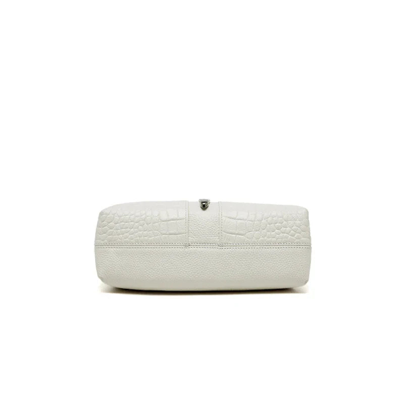 Borsa a tracolla bianca in pelle con texture coccodrillo, design elegante e moderno, perfetta per moda femminile e accessori di lusso.