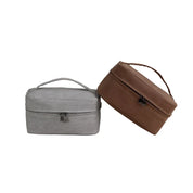 Due beauty case in pelle, uno grigio e uno marrone, con cerniera e manico, ideali per viaggi. Design elegante e pratico per organizzare cosmetici.