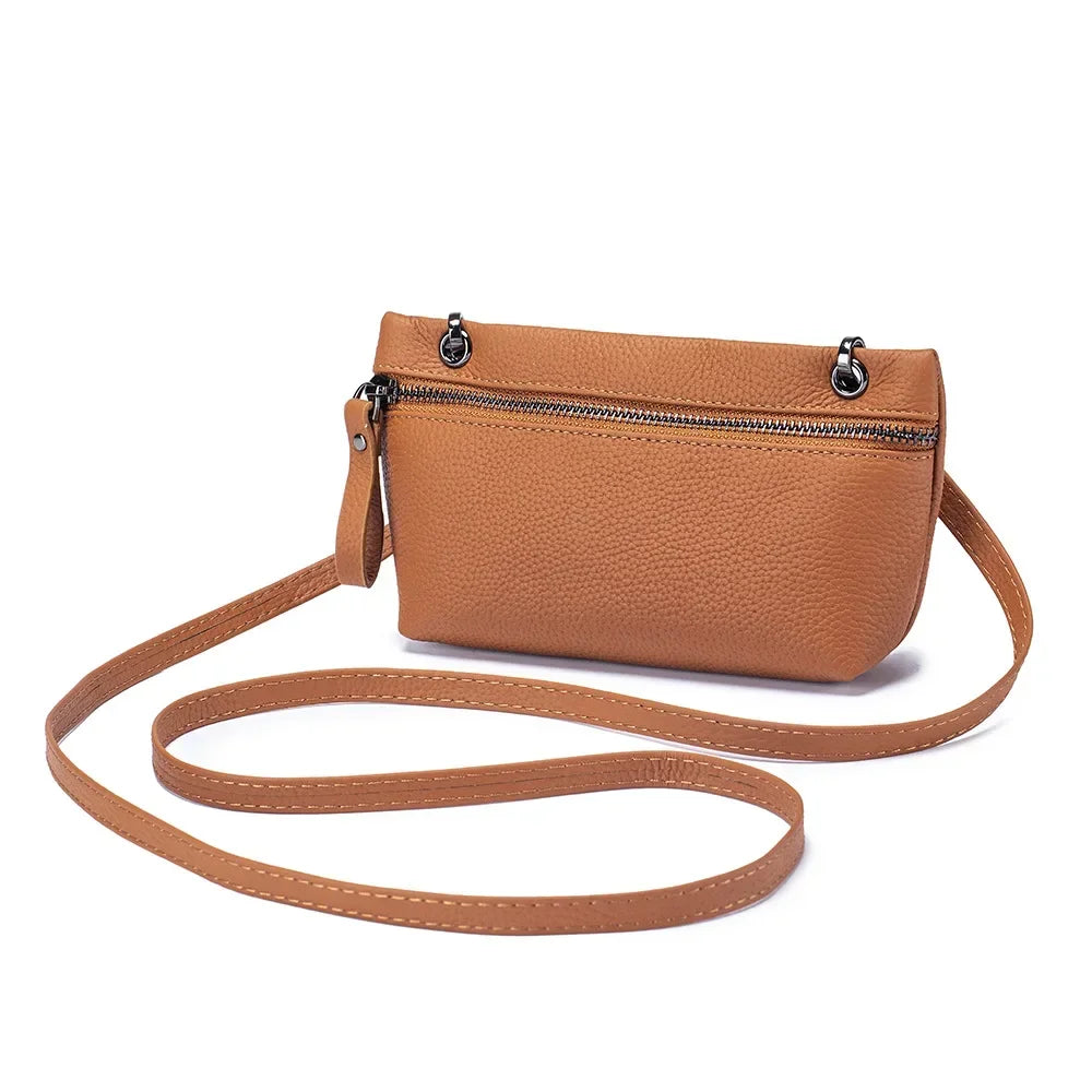 Borsa a tracolla in pelle marrone con cerniera frontale, design elegante e compatto, ideale per moda donna e accessori quotidiani.