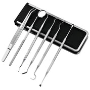 Set di strumenti dentali in acciaio inossidabile su custodia nera, include specchietto, pinzette e strumenti per igiene orale professionale.