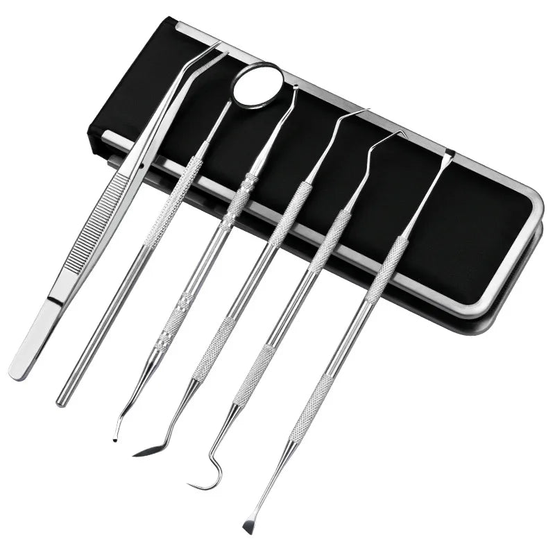 Set di strumenti dentali in acciaio inossidabile su custodia nera, include specchietto, pinzette e strumenti per igiene orale professionale.