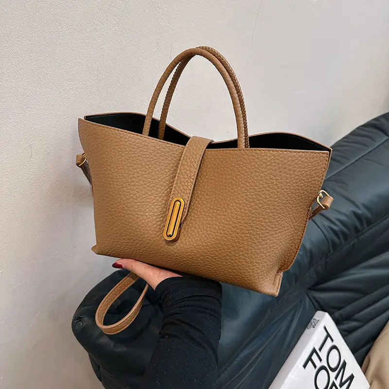 Borsa a mano in pelle marrone, design elegante con manici doppi e chiusura a fibbia dorata, perfetta per moda donna e accessori di lusso.