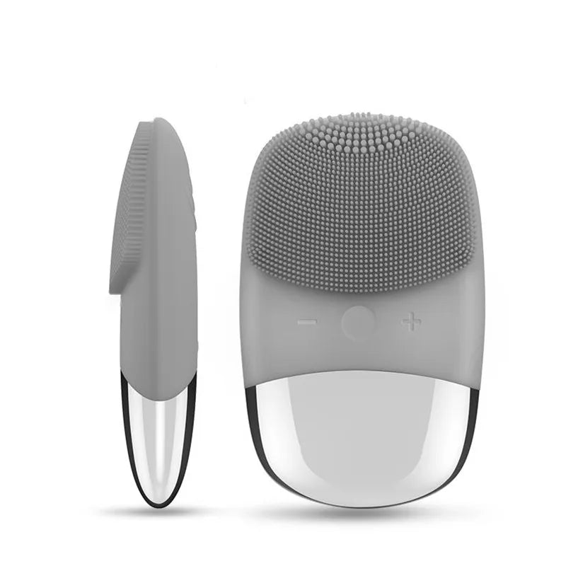 Spazzola viso in silicone grigia, doppia faccia, con setole morbide per pulizia profonda e massaggio. Design ergonomico, impermeabile.