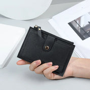 Portafoglio nero in pelle sintetica, design minimalista, tenuto in mano su sfondo bianco. Accessorio moda elegante, ideale per uomo e donna.