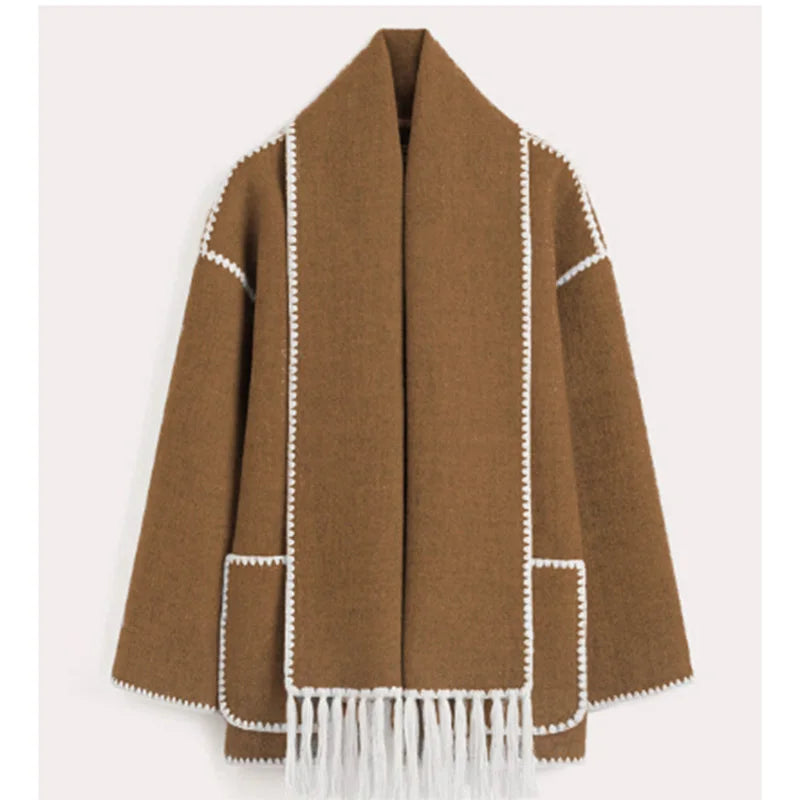 Cappotto marrone in lana con frange bianche, design elegante, dettagli a contrasto, moda autunno inverno, abbigliamento donna di tendenza.