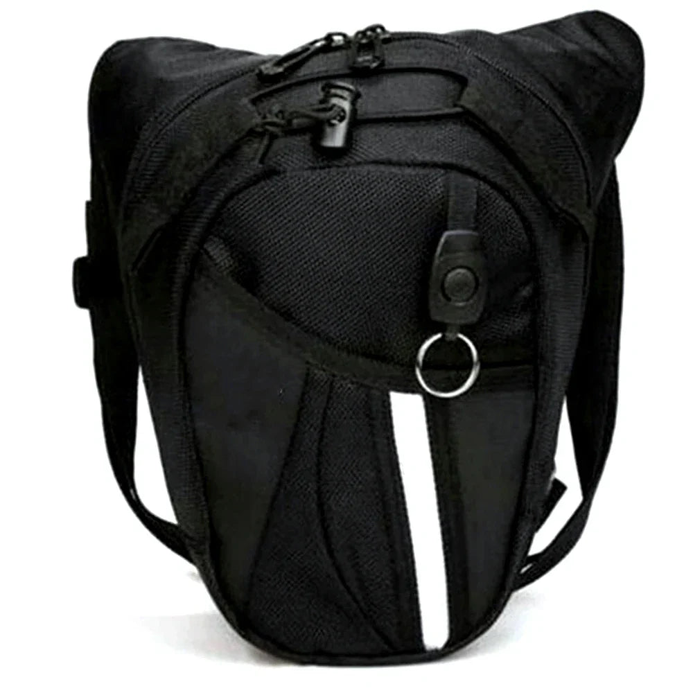 Zaino nero compatto con tasche multiple, cerniere robuste e striscia riflettente. Ideale per escursioni, ciclismo e uso quotidiano.