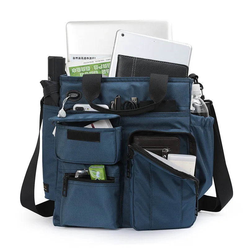Borsa organizer blu con tasche multiple, contenente laptop, tablet, bottiglia d'acqua e accessori. Ideale per lavoro e viaggio.