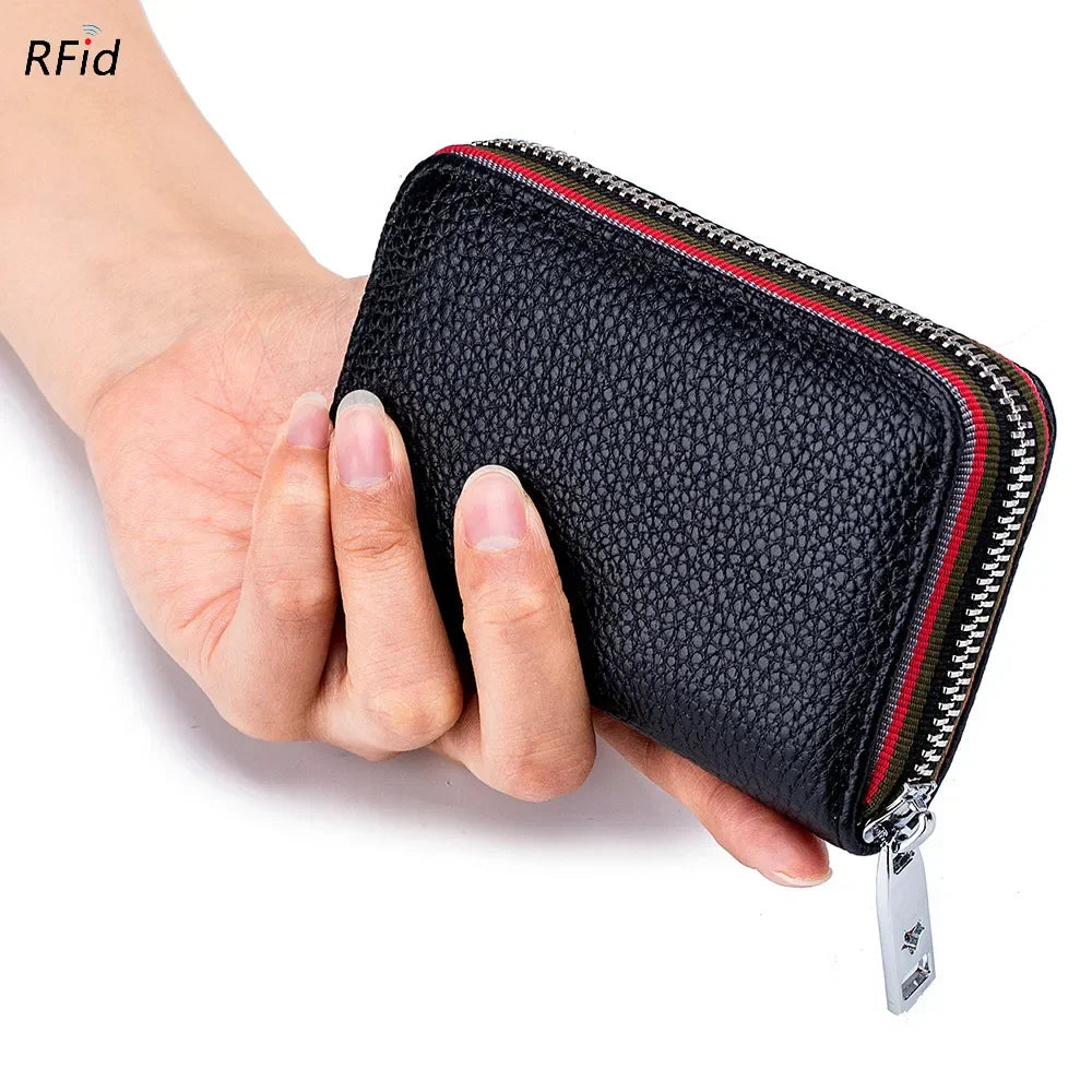 Portafoglio nero in pelle con cerniera, design compatto, protezione RFID, tenuto in mano. Accessorio elegante e sicuro per carte e contanti.