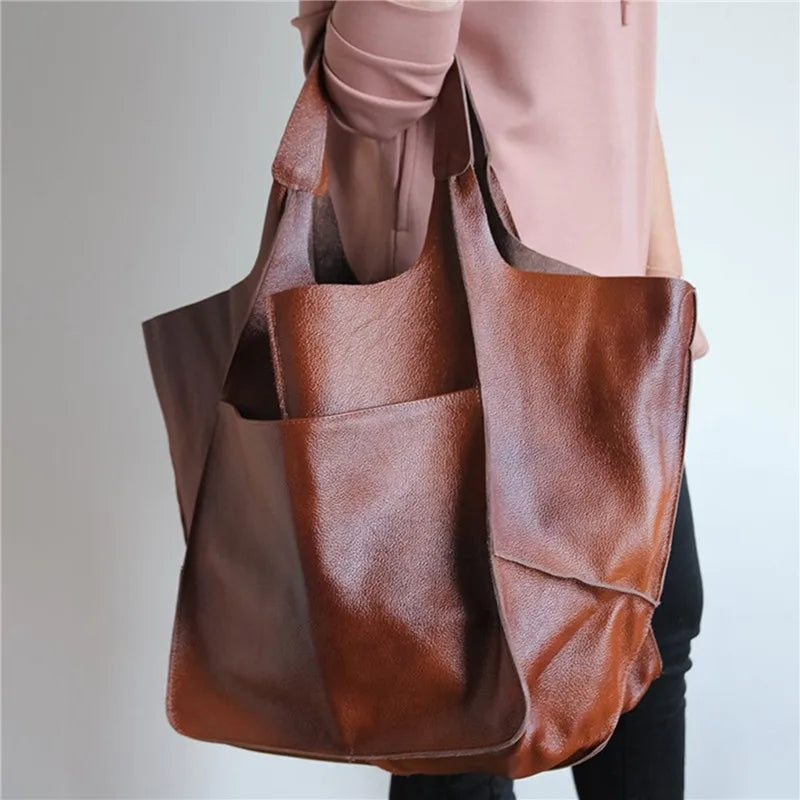 Borsa shopper in pelle marrone, design elegante e spazioso, ideale per moda donna. Accessorio versatile per shopping e uso quotidiano.