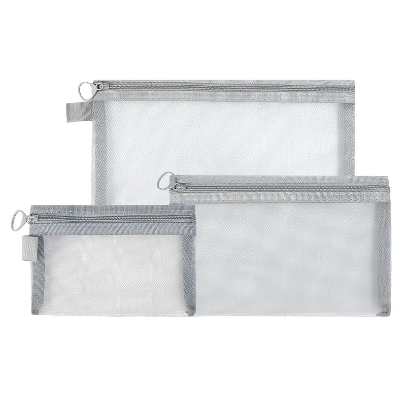 Tre buste trasparenti con cerniera grigia, ideali per organizzare documenti e accessori. Set di borse multiuso, resistente e pratico per viaggi.