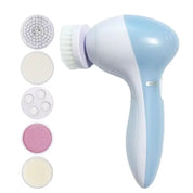 Dispositivo per pulizia viso elettrico blu e bianco con cinque testine intercambiabili. Strumento skincare, esfoliante, massaggio viso.