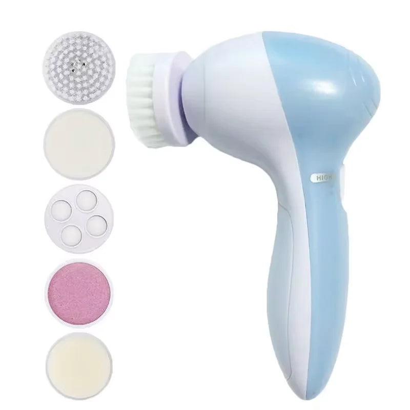 Dispositivo per pulizia viso elettrico blu e bianco con cinque testine intercambiabili. Strumento skincare, esfoliante, massaggio viso.