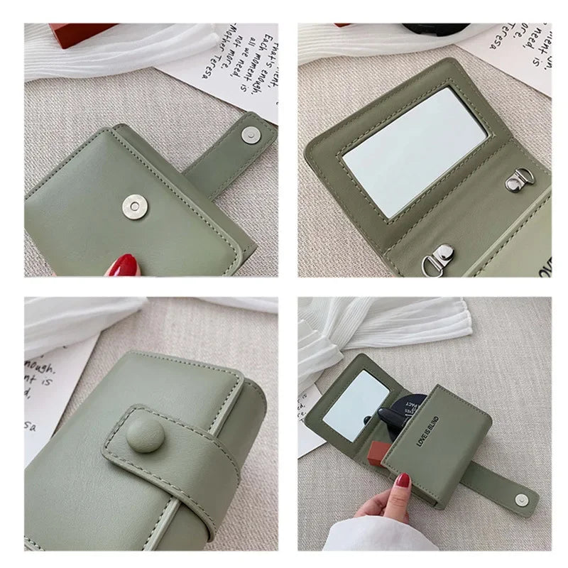 Portafoglio verde in pelle con chiusura a bottone, specchio interno e scomparti per carte. Design elegante e compatto, ideale per donna.