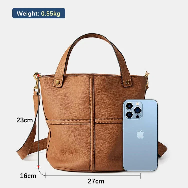 Borsa a tracolla in pelle marrone, dimensioni 27x23x16 cm, peso 0,55 kg, con iPhone 13 Pro per confronto. Accessorio moda donna elegante e pratico.