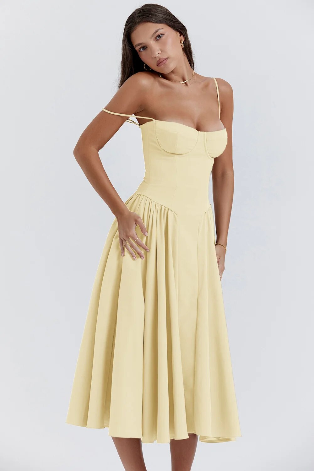 Abito midi giallo chiaro elegante, spalline sottili, scollo a cuore, gonna svasata. Perfetto per eventi estivi e cerimonie. Moda donna.