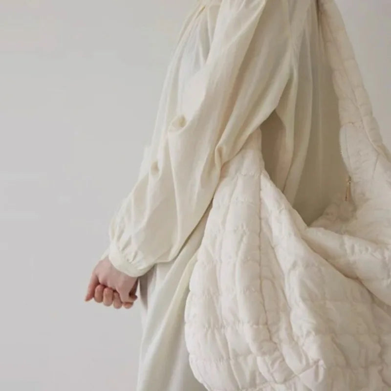 Abito bianco elegante con borsa trapuntata coordinata, moda minimalista, tessuto leggero, stile casual chic, tendenze moda donna 2023.