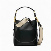 Borsa a tracolla nera in pelle con dettagli dorati e tracolla regolabile beige. Design elegante e moderno, perfetta per ogni occasione.