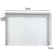 Busta trasparente in rete con cerniera grigia, dimensioni 23x17 cm, ideale per organizzare documenti, articoli da viaggio e cancelleria.