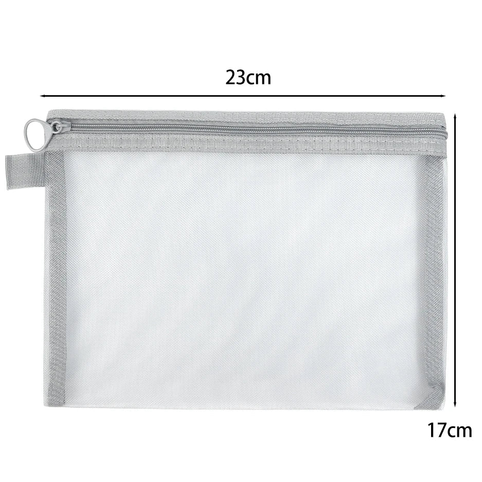 Busta trasparente in rete con cerniera grigia, dimensioni 23x17 cm, ideale per organizzare documenti, articoli da viaggio e cancelleria.