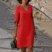 Abito rosso elegante da donna, maniche lunghe, scollo a V, perfetto per occasioni casual e formali. Stile moderno, tessuto leggero.